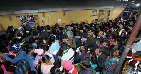ട്രെ​യി​നു​ക​ള്‍ വൈ​കി; ന്യൂ​ഡ​ല്‍​ഹി റെ​യി​ല്‍​വേ സ്റ്റേ​ഷ​നി​ല്‍ തി​ക്കും തി​ര​ക്കും
