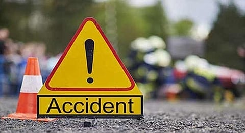lorry collide