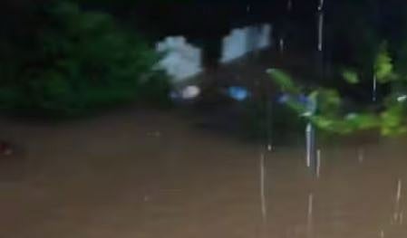 Heavy rain : വടക്കൻ ജില്ലകളിൽ ശക്തമായ മഴ: കുറ്റ്യാടി ചുരത്തിൽ ഗതാഗതം പൂർണ്ണമായും തടസപ്പെട്ടു