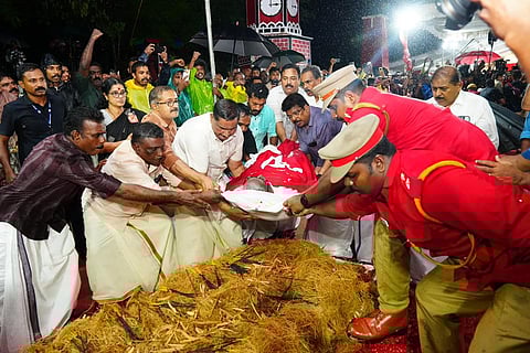 CM : 'തുല്യപ്പെടുത്താൻ മറ്റൊന്നുമില്ല': വി എസിൻ്റെ വിയോഗത്തിൽ വികാരാധീനനായി മുഖ്യമന്ത്രി