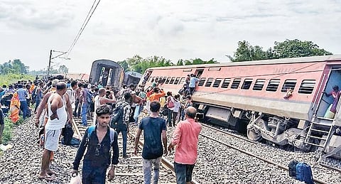  Train derails