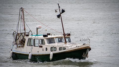 Boat capsizes 