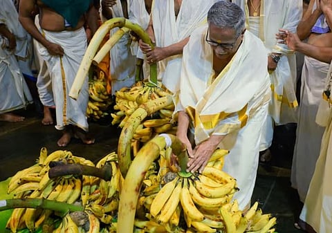 Onam : ഉത്രാടത്തിന് ഗുരുവായൂരപ്പന് തിരുമുൽക്കാഴ്ചയായി നേന്ത്രക്കുലകൾ എത്തി