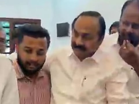 VD Satheesan : 'ഇതുവരെ കാണാത്ത സമരം കേരളം കാണും, ഞാൻ ജയിലിൽ പോയാലും കാക്കി ധരിച്ച് അവർ പുറത്തിറങ്ങില്ല': VD സതീശൻ VS സുജിത്തിനെ വീട്ടിലെത്തി സന്ദർശിച്ചു