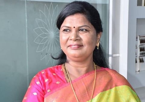 Chain : ബസ് യാത്രയ്ക്കിടെ 4 പവൻ്റെ സ്വർണ്ണ മാല കവർന്നത് വനിതാ പഞ്ചായത്ത് പ്രസിഡൻ്റ് ! : സമാന കേസുകളിൽ മുൻപും പ്രതി..