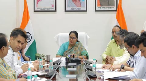 Delhi : ഔദ്യോഗിക യോഗത്തിൽ ഡൽഹി മുഖ്യമന്ത്രിയുടെ ഭർത്താവും : 'ഫുലേറ പഞ്ചായത്ത്' എന്ന് AAP