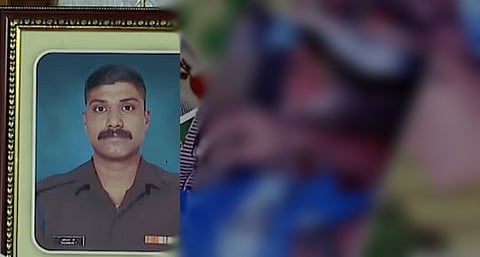 Police brutality : 'സ്റ്റേഷനിൽ കെട്ടി നിർത്തി കാലിൽ അടിച്ചു, സൈനികനായ മകൻ്റെ മരണത്തിന് കാരണം കുണ്ടറ പോലീസിൻ്റെ ക്രൂര മർദ്ദനം': ഞെട്ടിക്കുന്ന വിവരങ്ങളുമായി തോംസൺ തങ്കച്ചൻ്റെ മാതാവ്