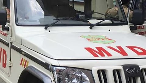 MVD : മദ്യപിച്ച് വാഹനമോടിച്ച MVD ഉദ്യോഗസ്ഥൻ നാട്ടുകാരോട് തട്ടിക്കയറി : കേസെടുത്തു, ജാമ്യത്തിൽ വിട്ടയച്ചു