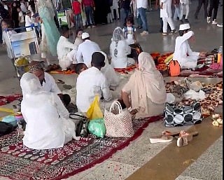 passengers eating on Delhi airport  area video