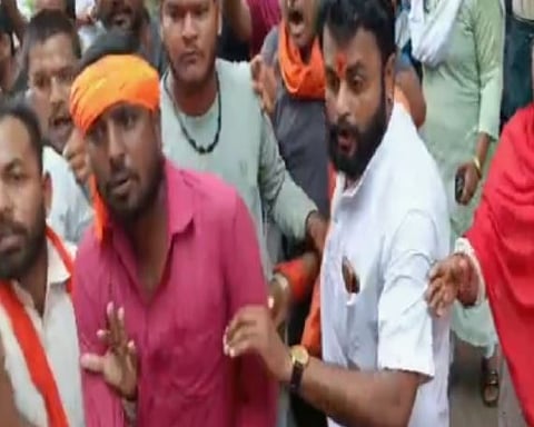 Bajrang Dal : ഛത്തീസ്ഗഡിൽ വീണ്ടും ക്രൈസ്തവ വിഭാഗത്തിന് നേർക്ക് ബജ്‌രംഗ്ദൾ ആക്രമണം: പ്രാർത്ഥന ശുശ്രൂഷയ്ക്കിടെ മതപരിവർത്തനം ആരോപിച്ച് പാസ്റ്ററുടെ കൈ ഇരുമ്പ് ദണ്ഡ് കൊണ്ട് അടിച്ചൊടിച്ചു