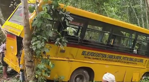 Accident : നിയന്ത്രണം വിട്ട സ്‌കൂൾ ബസ് മറിഞ്ഞു : ഡ്രൈവറുൾപ്പെടെ 24 പേർക്ക് പരിക്ക്