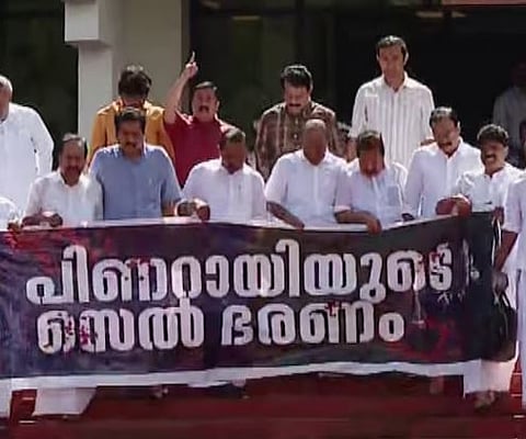 Congress : കസ്റ്റഡി മർദ്ദനം : നിയമസഭാ കവാടത്തിൽ സമരം പ്രഖ്യാപിച്ച് പ്രതിപക്ഷ നേതാവ്, 2 MLAമാർ സത്യാഗ്രഹമിരിക്കുന്നു..