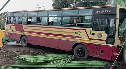 KSRTC : KSRTC സ്വിഫ്റ്റ് ബസ് ചേർത്തലയിൽ ദേശീയ പാത അടിപ്പാതയിലേക്ക് ഇടിച്ചു കയറി : 28 പേർക്ക് പരിക്ക്, ഡ്രൈവറെയും കണ്ടക്ടറെയും ബസ് വെട്ടിപ്പൊളിച്ച് പുറത്തെടുത്തു