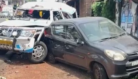 Ambulance : ബൈക്കിൽ ഇടിക്കാതിരിക്കാൻ വെട്ടിച്ചു, കണ്ണൂരിൽ രോഗിയുമായി പോയ ആംബുലൻസ് അപകടത്തിൽ പെട്ടു: 4 പേർക്ക് പരിക്ക്, ഒരാൾ ഗുരുതരാവസ്ഥയിൽ