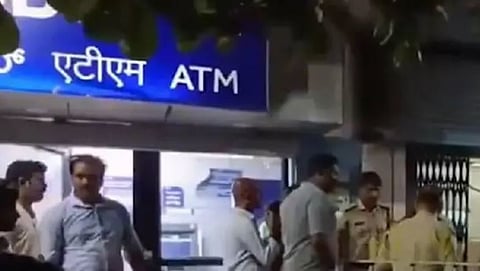 SBI : കർണാടകയിലെ ബാങ്കിൽ വൻ കവർച്ച : ആയുധധാരികൾ 8 കോടി രൂപയും 58 കിലോ സ്വർണ്ണവും കൊള്ളയടിച്ചു