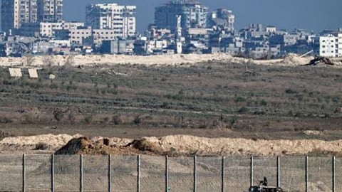 Israel : ഗാസ കത്തുന്നു : പ്രദേശങ്ങളുടെ നിയന്ത്രണം ഇസ്രായേൽ സൈന്യത്തിന്‍റെ കൈകളിലെന്ന് റിപ്പോർട്ട്, അവശിഷ്ടങ്ങൾക്കിടയിൽ ഉറ്റവരെ തിരഞ്ഞ് ഒരു ജനത