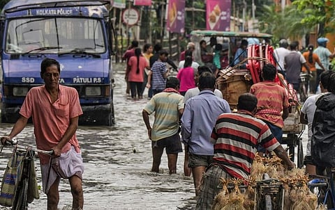 Rain : കനത്ത മഴയിൽ സ്തംഭിച്ച് കൊൽക്കത്ത നഗരം : ഷോക്കേറ്റ് 7 പേർ മരിച്ചു, വിമർശിച്ച് മമത ബാനർജി