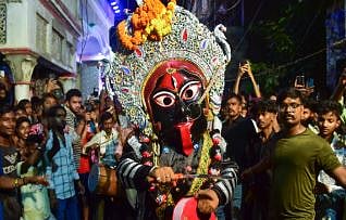 Navaratri : ഗീത മുതൽ മുക്തി വരെ: നവരാത്രിയിൽ വിശ്വാസവും കലയും ആഘോഷവും നെയ്തെടുക്കുന്ന ബംഗാളി ദുർഗ്ഗാ പൂജാ പന്തലുകൾ