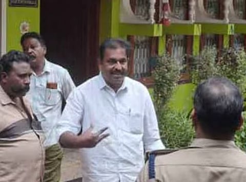 Theft : തിരുവനന്തപുരത്ത് വീട് കുത്തിത്തുറന്ന് കവർച്ച : മുൻ ഫയർഫോഴ്സ് ഉദ്യോഗസ്ഥൻ്റെ വീട്ടിൽ നിന്നും 90 പവൻ സ്വർണ്ണവും ഒരു ലക്ഷം രൂപയും തട്ടി