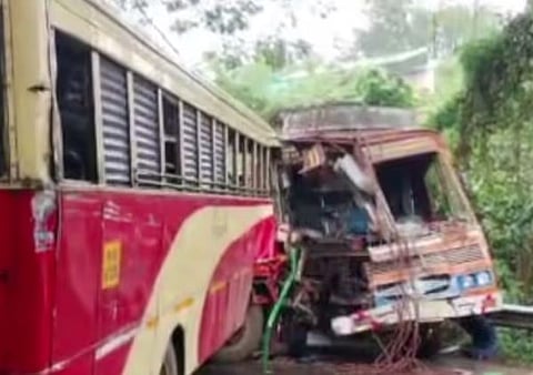 KSRTC : തിരുവനന്തപുരത്ത് KSRTC ബസും ലോറിയും കൂട്ടിയിടിച്ചു: ഡ്രൈവർമാരെ വാഹനം വെട്ടിപ്പൊളിച്ച് പുറത്തെടുത്തു, 20ഓളം പേർക്ക് പരിക്ക്, ചിലർ ഗുരുതരാവസ്ഥയിൽ