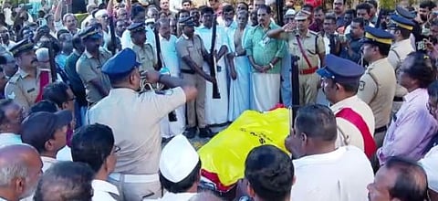 CV Padmarajan : CV പത്മരാജൻ്റെ മരണാനന്തര ചടങ്ങിൽ പൂർണ്ണ ഔദ്യോഗിക ബഹുമതി നൽകിയില്ല എന്ന് വിവാദം : മുഖ്യമന്ത്രിയുടെ അനുമതി ലഭിച്ചില്ലെന്ന് പൊതു ഭരണ വകുപ്പ്