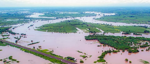Flood : വെള്ളപ്പൊക്കം : ദുരിത ബാധിത പ്രദേശങ്ങളിൽ മഹാരാഷ്ട്ര സർക്കാർ അടിയന്തര ദുരിതാശ്വാസ നടപടികൾ ആരംഭിച്ചു