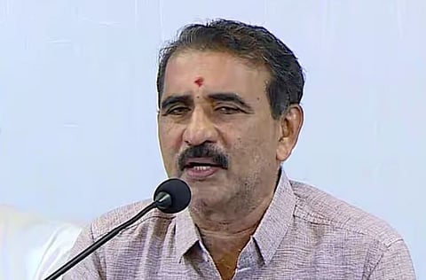 BJP : 'കോൺഗ്രസുകാർ വല്ലാതെ തിളയ്‌ക്കേണ്ട, പ്രിന്‍റുവിന് പറ്റിയത് നാക്കുപിഴ, ഏത് പോലീസുകാരൻ ആയാലും ചാണകം മുക്കിയ ചൂലു കൊണ്ടടിക്കും': B ഗോപാലകൃഷ്ണൻ