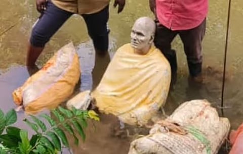 Statue : തലസ്ഥാനത്ത് ശ്രീനാരായണ ഗുരു ദേവൻ്റെ പ്രതിമ തോട്ടിൽ നിന്ന് കണ്ടെത്തി : അന്വേഷണം വേണമെന്ന് SNDP യൂണിയൻ