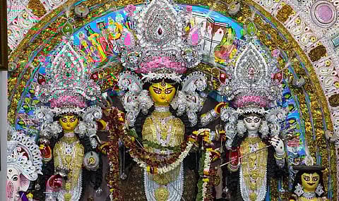 Maha Ashtami : മഹാഷ്ടമി : ബംഗാളിലെ ദുർഗാപൂജ പന്തലുകളിൽ ഭക്തജന തിരക്ക്, ആചാരങ്ങൾ ഗംഭീരമായി നടക്കുന്നു