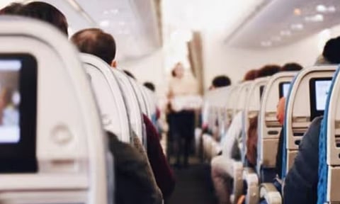 Flight : പാസ്പോർട്ട് കീറി വിഴുങ്ങി, ഫ്ലഷ് ചെയ്‌തു : യാത്രക്കാരുടെ 'വിചിത്രമായ' നടപടിയെ തുടർന്ന് വിമാനം അടിയന്തര ലാൻഡിംഗ് നടത്തി