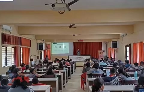 Cabinet : 57 പുതിയ കേന്ദ്രീയ വിദ്യാലയങ്ങൾ ആരംഭിക്കുന്നതിന് അംഗീകാരം നൽകി കേന്ദ്ര മന്ത്രിസഭ : 86,000-ത്തിലേറെ കുട്ടികൾക്ക് പ്രയോജനം ലഭിക്കും