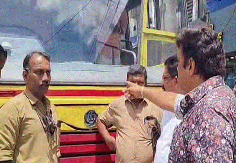 KSRTC : KSRTC ബസിന് മുന്നിൽ പ്ലാസ്റ്റിക് കുപ്പി കൂട്ടിയിട്ട സംഭവം : പൊൻകുന്നം ഡിപ്പോയിലെ ഡ്രൈവർക്ക് സ്ഥലംമാറ്റം