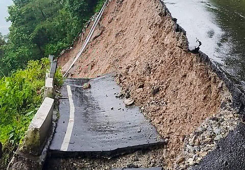 Landslide : ഡാർജിലിംഗിൽ മണ്ണിടിച്ചിൽ : 7 പേർക്ക് ദാരുണാന്ത്യം, രക്ഷാ പ്രവർത്തനങ്ങൾ പുരോഗമിക്കുന്നു