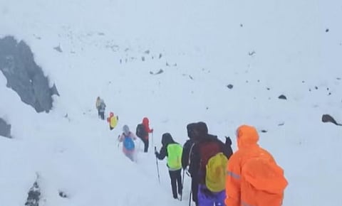 Tibetan : മഞ്ഞുവീഴ്ച: എവറസ്റ്റിൻ്റെ ടിബറ്റൻ ഭാഗത്ത് കുടുങ്ങിയ ആയിരത്തോളം പർവതാരോഹകരെ രക്ഷപ്പെടുത്താനുള്ള ശ്രമങ്ങൾ പുരോഗമിക്കുന്നു