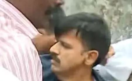 Sabarimala : തേങ്ങയേറ്, കല്ലേറ്, ലാത്തി വീശൽ : പത്തനംതിട്ട ദേവസ്വം ബോർഡ് ഓഫീസിലേക്കുള്ള യൂത്ത് കോൺഗ്രസ് മാർച്ചിൽ സംഘർഷം, അടിയേറ്റെന്ന് സന്ദീപ് വാര്യർ