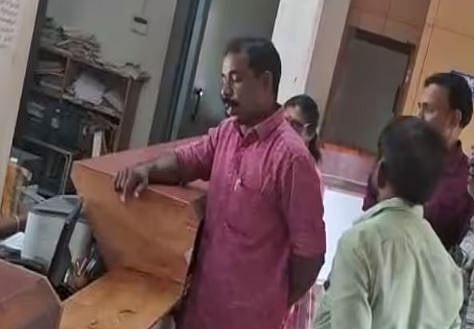 Karuvannur bank : പണം തിരികെ കിട്ടിയില്ല, ബാങ്ക് കൗണ്ടറിലേക്ക് പെട്രോൾ ഒഴിച്ചു: കരുവന്നൂര്‍ ബാങ്ക് ശാഖയില്‍ നിക്ഷേപകൻ്റെ പ്രതിഷേധം