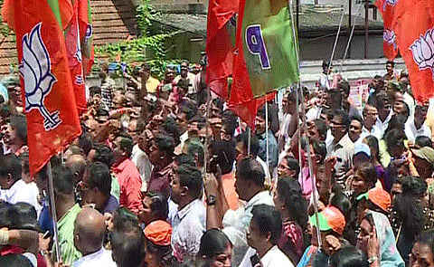 BJP : '10 കൊല്ലം വിശ്വാസികളെ ദ്രോഹിച്ചു, എന്തു കൊണ്ട് അമ്പലങ്ങളിൽ മാത്രം കൊളള നടക്കുന്നു? CBI അന്വേഷണം ഇല്ലെങ്കിൽ കേന്ദ്രത്തെ സമീപിക്കും': ക്ലിഫ്ഹൗസിലേക്ക് രാജീവ് ചന്ദ്രശേഖറിൻ്റെ നേതൃത്വത്തിൽ BJP മാർച്ച്