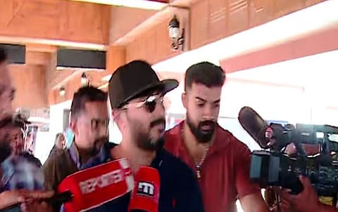 ED : വീട്ടിൽ ED റെയ്ഡ് : ദുൽഖർ സൽമാൻ കൊച്ചിയിൽ, മാധ്യമങ്ങളോട് പ്രതികരിച്ചില്ല, കസ്റ്റംസിന് മുന്നിൽ ഹാജരായേക്കും
