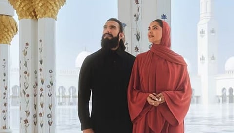 Deepika Padukone : പരസ്യത്തിൽ ഹിജാബ് ധരിച്ചു : ദീപിക പദുക്കോണിന് എതിരെ സൈബർ ആക്രമണം, പ്രതിരോധം തീർത്ത് ആരാധകർ