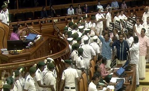 Sabarimala : 'ഇതാണോ കുട്ടികൾ കണ്ട് പഠിക്കേണ്ടത് ?': സഭയിൽ മൂന്നാം ദിനവും പ്രതിപക്ഷ ബഹളം, പ്രകോപിതനായി സ്പീക്കർ, ഉന്തും തള്ളും, സഭ നിർത്തിവച്ചു