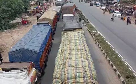 Vehicles : ബീഹാറിൽ ഡൽഹി-കൊൽക്കത്ത ദേശീയ പാതയിൽ 20 കിലോമീറ്ററോളം ഗതാഗത കുരുക്ക്: വാഹനങ്ങൾ 3 ദിവസത്തിലേറെയായി കുടുങ്ങി കിടക്കുന്നു