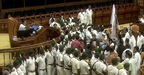Kerala Assembly : നാലാം ദിനവും നിയമസഭ പ്രക്ഷുബ്‌ധം : ബാനറുമായി പ്രതിപക്ഷം, സ്പീക്കറും പ്രതിപക്ഷ നേതാവും തമ്മിൽ വാക്കുതർക്കം