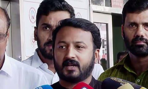 Shafi Parambil : 'CPMന് വേണ്ടി ബൈജു പണിയെടുക്കേണ്ട, കയ്യുംകെട്ടി നോക്കി ഇരിക്കില്ല': ഷാഫിയെ ആശുപത്രിയിൽ എത്തി സന്ദർശിച്ച് രാഹുൽ മാങ്കൂട്ടത്തിൽ MLA