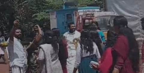 Sabarimala : 'ഉളുപ്പുണ്ടെങ്കിൽ രാജി വച്ചു കൂടെ സർ': ദേവസ്വം ബോർഡ് അംഗങ്ങളെ തടഞ്ഞ് മഹിളാ മോർച്ച പ്രവർത്തകർ, കത്ത് നൽകി