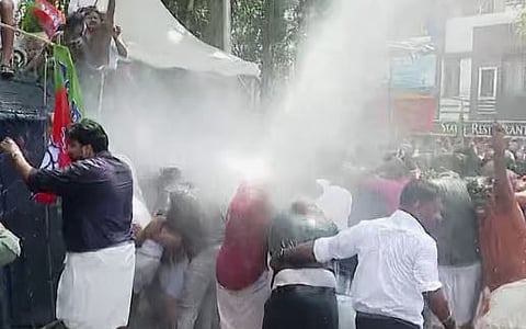 Sabarimala : നിരന്തരം ജലപീരങ്കി പ്രയോഗിച്ചു, ഒഴിഞ്ഞു പോകാതെ പ്രതിഷേധക്കാർ : ശബരിമല സ്വർണ്ണക്കൊള്ളയിൽ യുവ മോർച്ചയുടെ സെക്രട്ടറിയേറ്റ് മാർച്ചിൽ വൻ സംഘർഷം  
