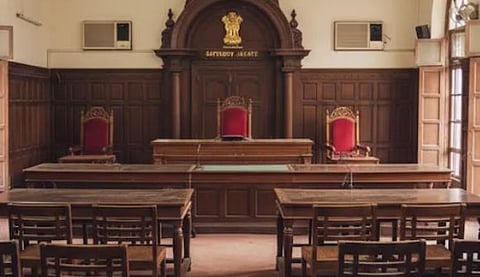 Judge : CJIയ്ക്ക് നേരെയുള്ള ആക്രമണത്തിന് പിന്നാലെ അഹമ്മദാബാദിലും ജഡ്ജിക്ക് നേരെ ചെരിപ്പേറ് 