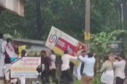 Suicide : അനന്തു അജിയുടെ ആത്മഹത്യ : നിധീഷ് മുരളീധരന്‍റെ കട DYFI പ്രവർത്തകർ തകർത്തു