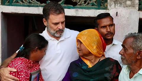 Dalit man : 'അവരെ ഭീഷണിപ്പെടുത്തുന്നു' : യുപിയിൽ ആൾക്കൂട്ട ആക്രമണത്തിൽ കൊല്ലപ്പെട്ട ദളിത് വ്യക്തിയുടെ കുടുംബത്തെ സന്ദർശിച്ച് രാഹുൽ ഗാന്ധി