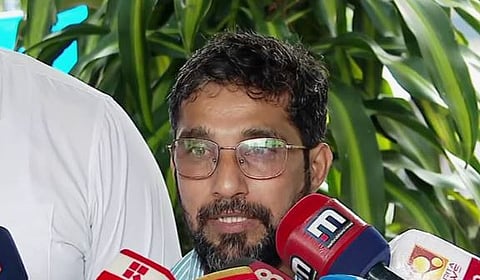 Hijab : 'എൻ്റെ മകൾ ധരിച്ച ഷോൾ മതേതരമല്ലേ ? TC വാങ്ങും, വ്യാജ പ്രചാരണങ്ങളിൽ നിയമ നടപടി സ്വീകരിക്കും': ഹിജാബ് വിവാദത്തിൽ കുട്ടിയുടെ പിതാവ്