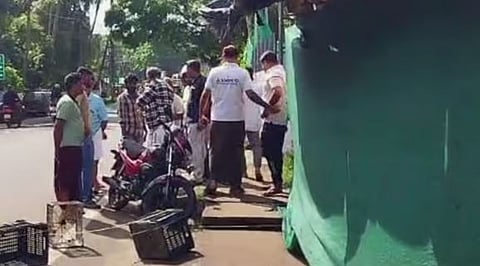 Hacked : മധ്യവയസ്‌കനെ മേലാസകലം വെട്ടി ഗുരുതരാവസ്ഥയിലാക്കി : പിന്നാലെ ആയുധവുമായി പോലീസ് സ്റ്റേഷനിലെത്തി സുഹൃത്ത്